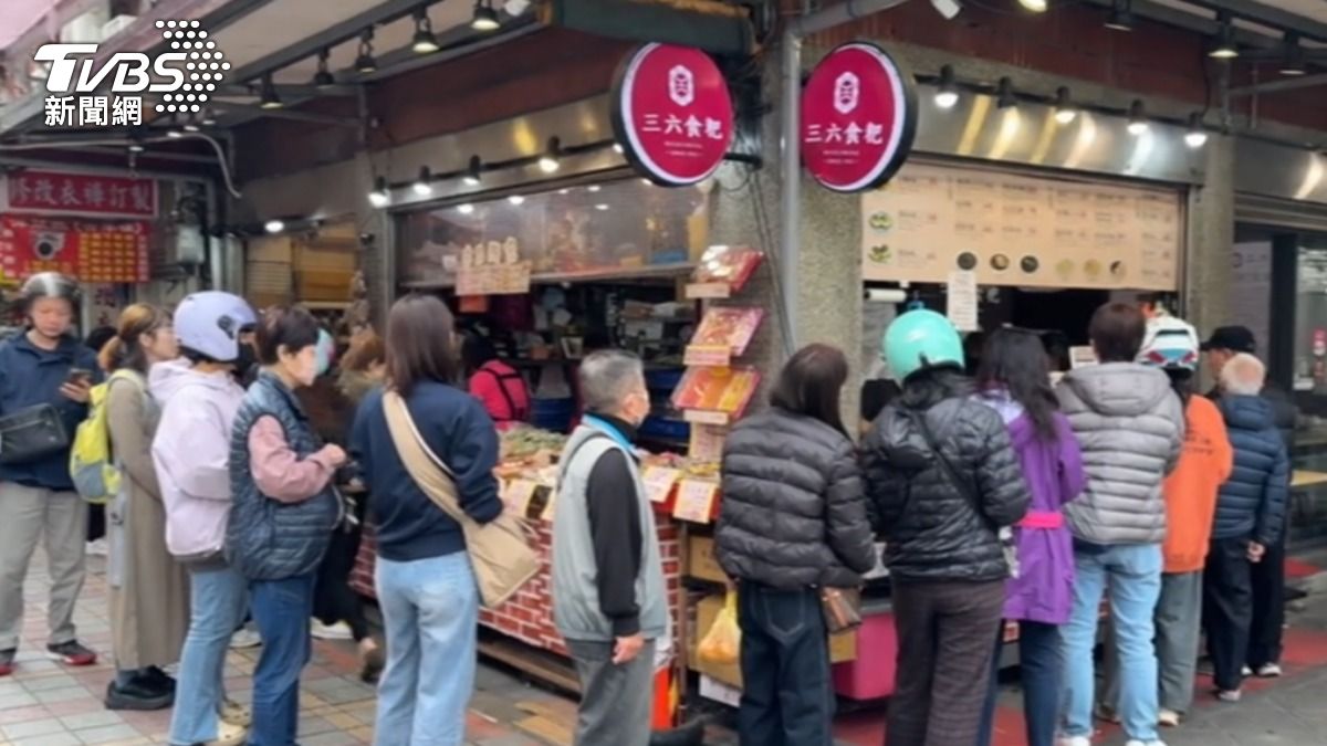 萬華的甜湯店一早出現長長人龍。（圖／TVBS）