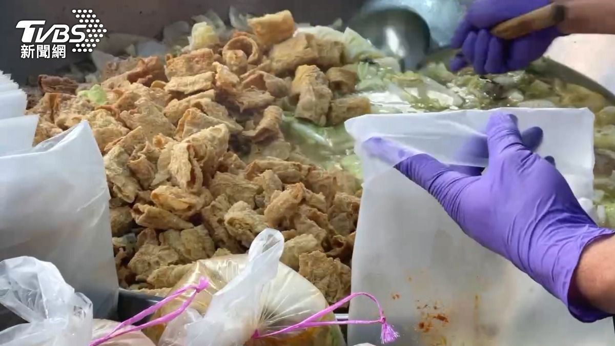 嘉義知名砂鍋魚頭驚爆食安疑慮，有消費者到分店外帶餐點，結果回家吃到一半，竟然發現有一隻大強。（圖／TVBS）