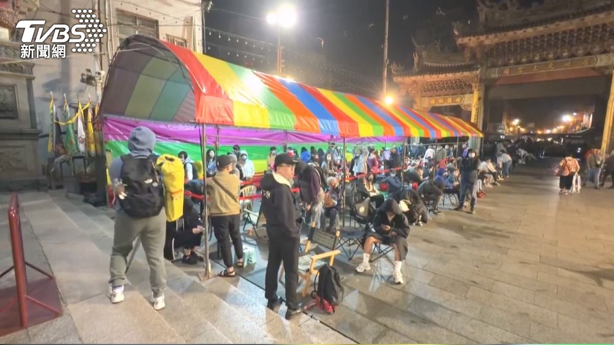 天后宮祈福燈限量　信眾徹夜排27小時。(圖／TVBS)