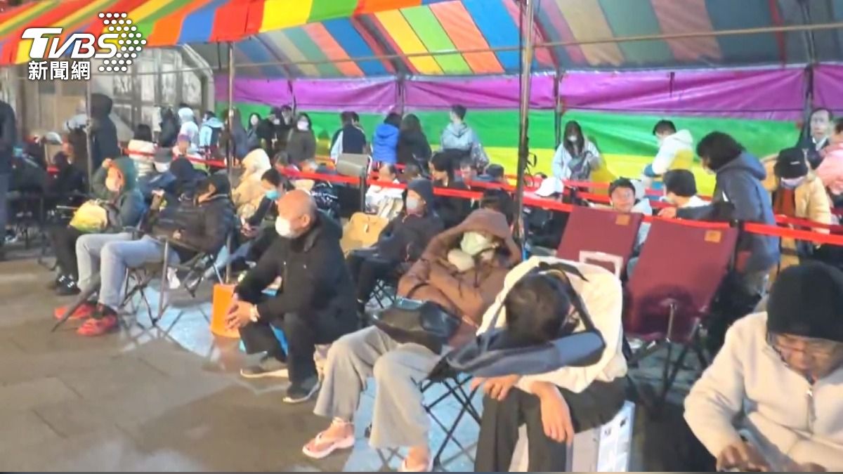 民眾們頂著冬夜寒意，帶著露營椅和小摺凳排隊等候。(圖／TVBS)