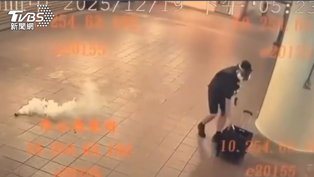 張文在台北車站丟擲煙霧彈,有備而來攜帶大量武器,警方全力追緝來源。(圖/TVBS)