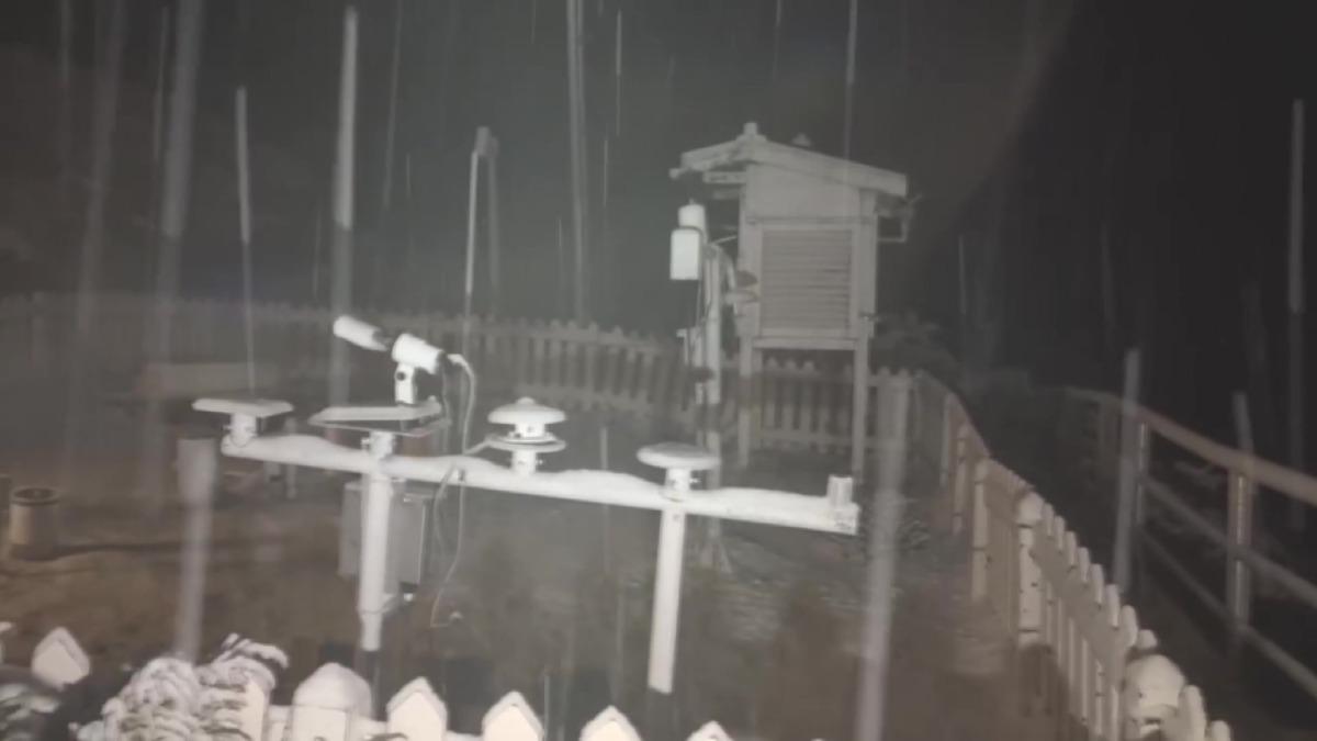 雪霸玉山降初雪,積雪達2.5公分厚。(圖/卡里布灣企業社 馬正輝)