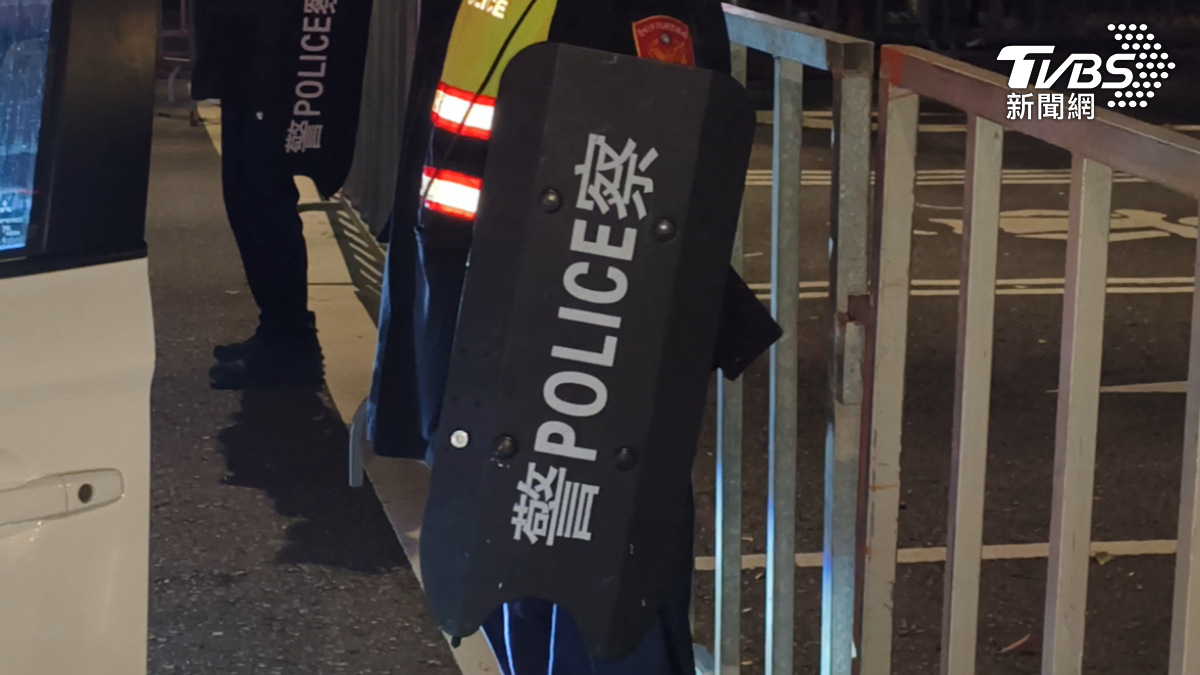 路跑及演唱會警力「多一倍」，配戴長槍和防爆盾牌。（圖／TVBS）
