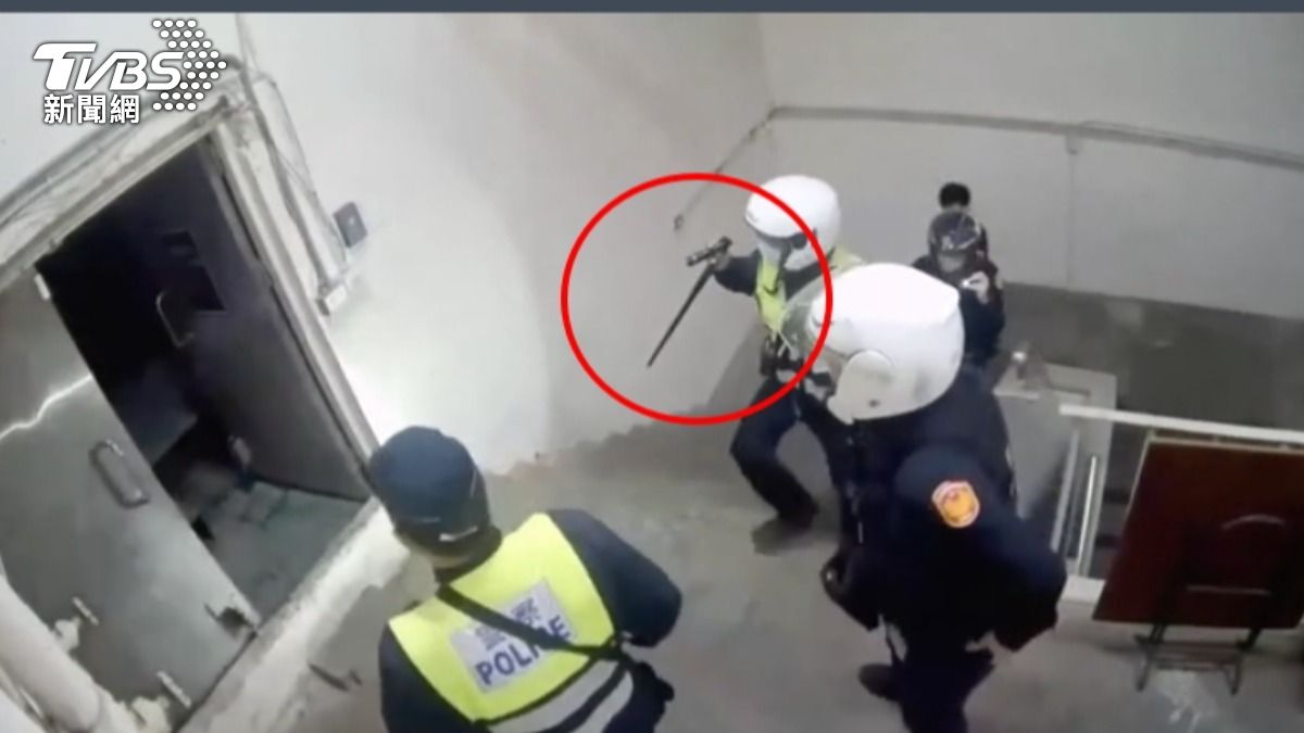 警方追緝張文,跑到誠品頂樓,卻被質疑,無人配槍。(圖/TVBS)
