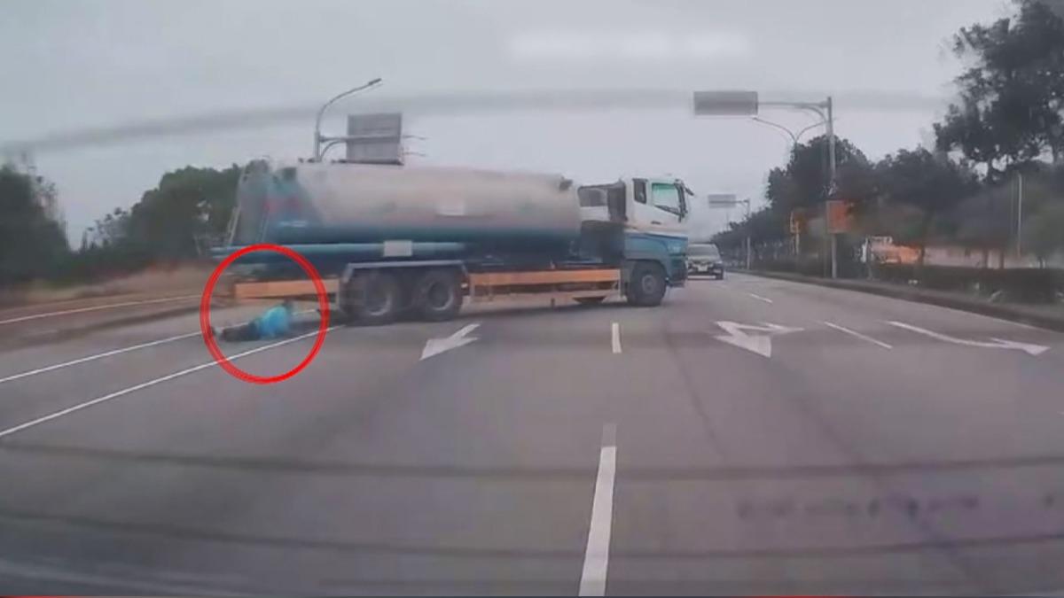 失控油罐車下坡滑行400公尺！駕駛追車跌倒頭部見血　差點被自己車輾過。(圖／Threads tokyo_zard_)