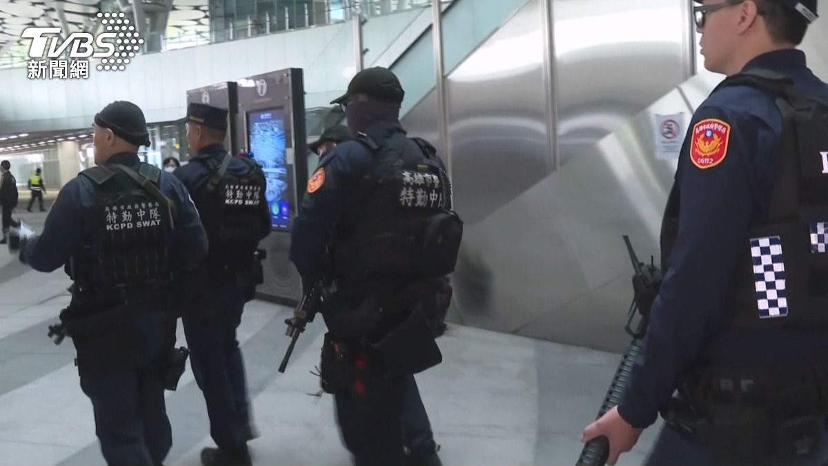 這起恐嚇事件引發高度關注，警方不敢掉以輕心，已派遣持長槍警力在高雄車站周邊戒備。（圖／TVBS）