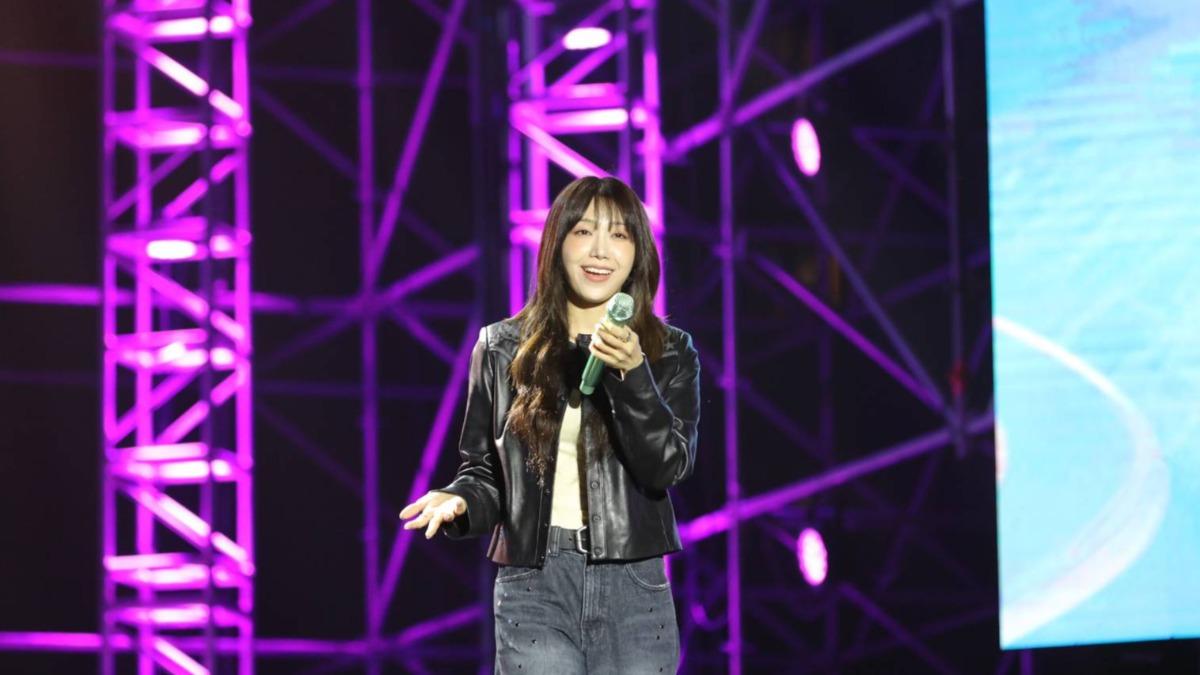 台南耶誕插曲!唱一半籃籃突上台「尋人」 鄭恩地著急禁止他聽歌:快去找小孩