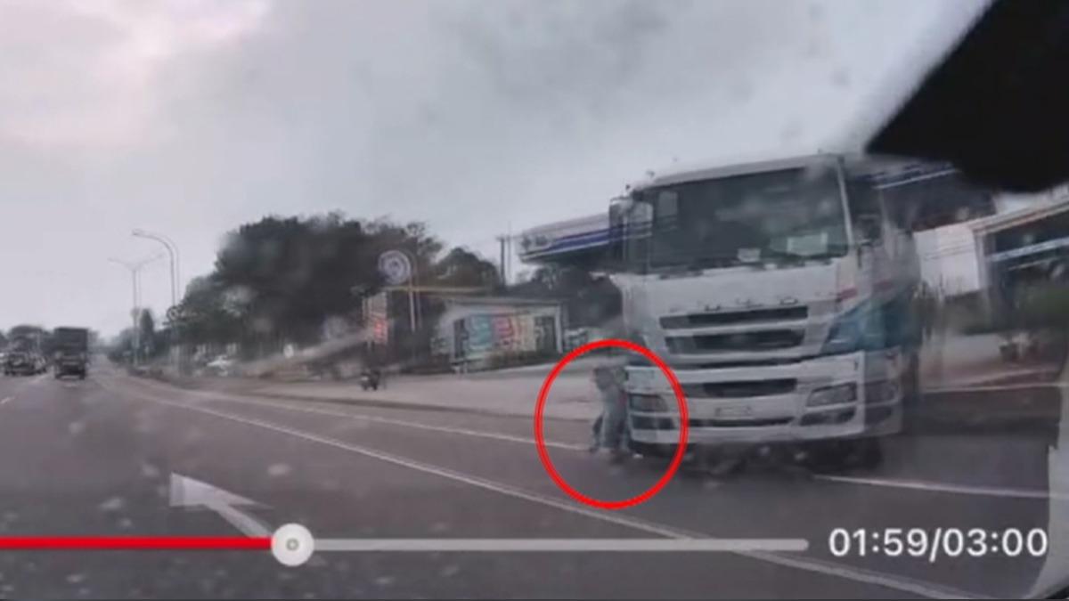 才取下輪檔，車輛就開始滑行。駕駛試圖追上車輛並回到駕駛座。(圖／Threads tokyo_zard_)