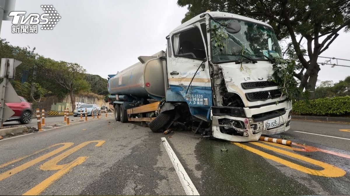 加油站油罐車滑行２分鐘　「車頭嚴重毀損」停下。(圖／TVBS)