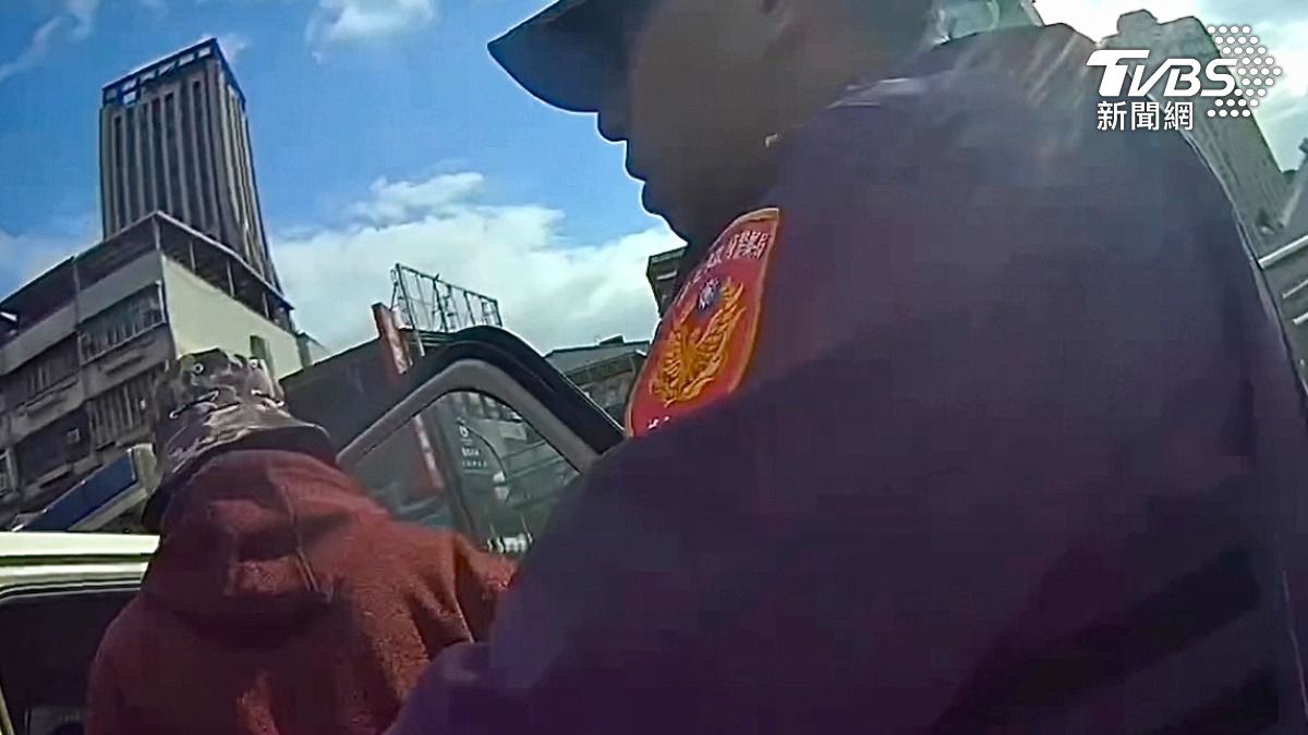 警察抓包男子吸毒開車，車內搜出「多包毒品和吸食器」。（圖／TVBS）