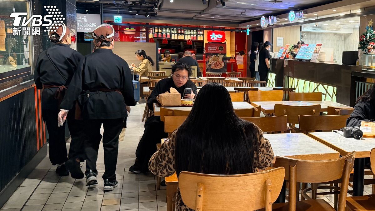 連用餐時間本該熱鬧的美食街也只剩下零星用餐的民眾。（圖／陳昫蓁攝）