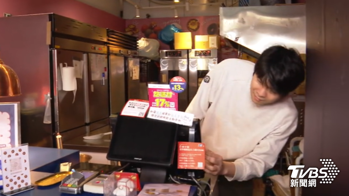 誠品館外甜甜圈店員工,與同事一起「持鐵具」保護女客人。(圖/TVBS)