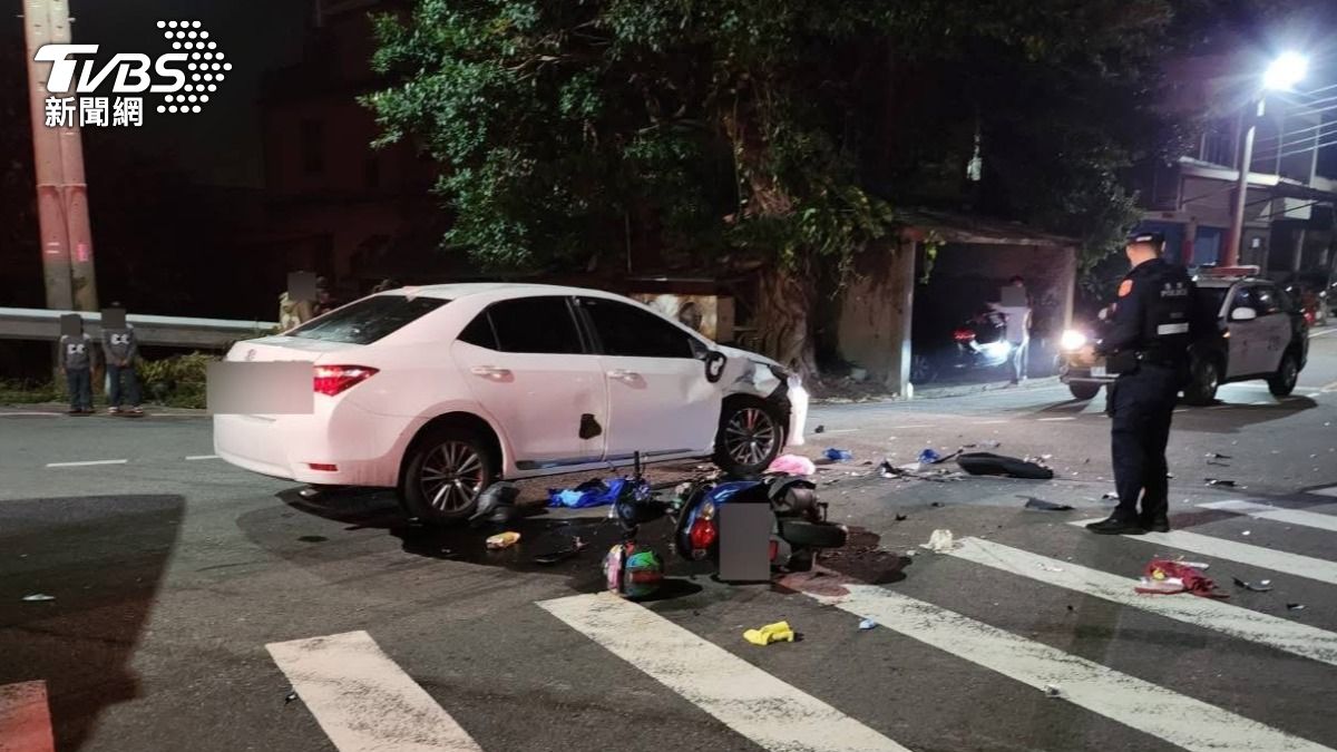 受到強烈撞擊,李男連人帶車倒下,不僅車體支離破碎,傷勢相當嚴重。(圖/TVBS)