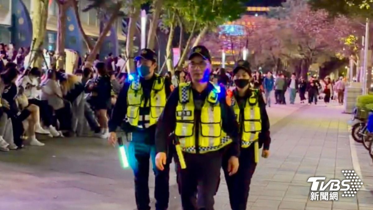 台北小巨蛋周邊維安升級。(圖/TVBS)