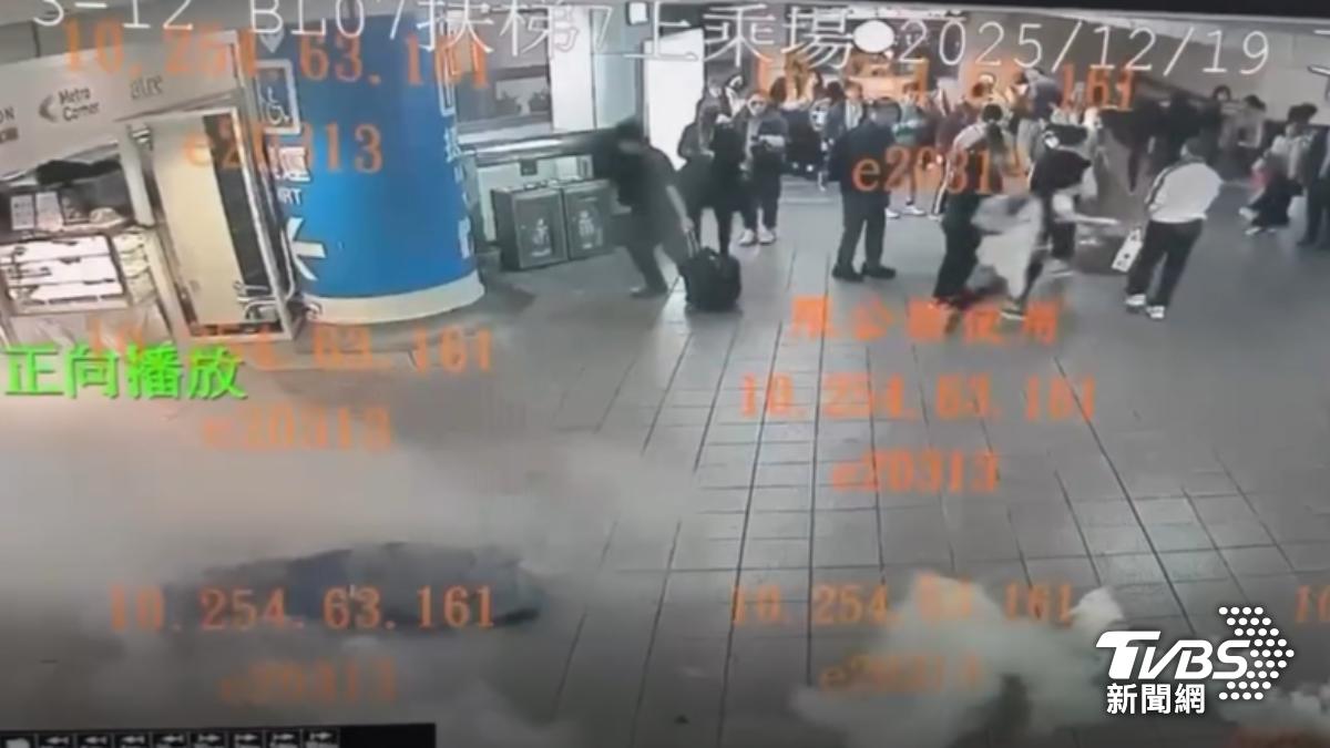 余男挺身而出，阻止張文引爆汽油彈。（圖／TVBS）