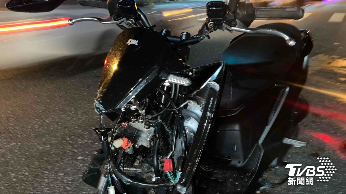 大學生雙載疑似未注意前方車況，衝撞上小貨車，車殼嚴重碎裂。（圖／TVBS）