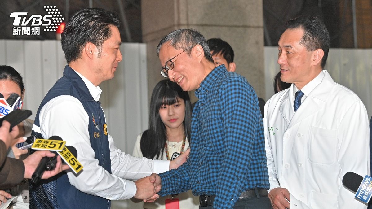 台北市長蔣萬安代替傷者向顏瑞昇醫師致謝。（圖／胡瑞麒攝）