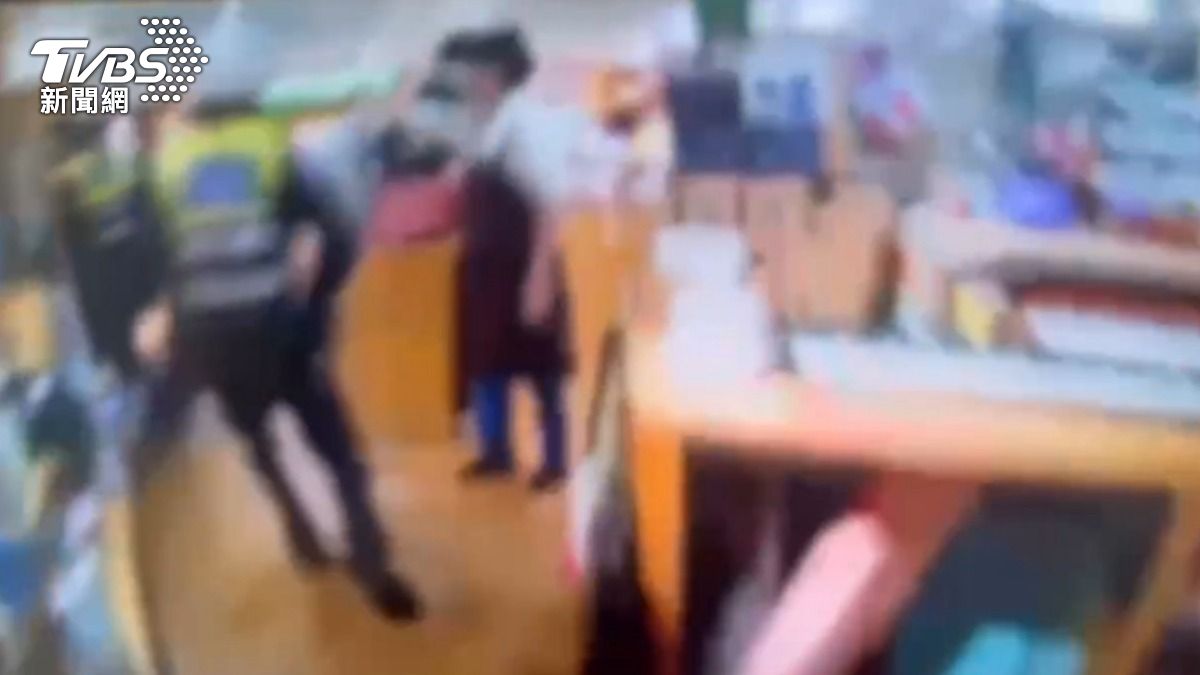 店員指引嫌犯逃跑方向。(圖/TVBS)