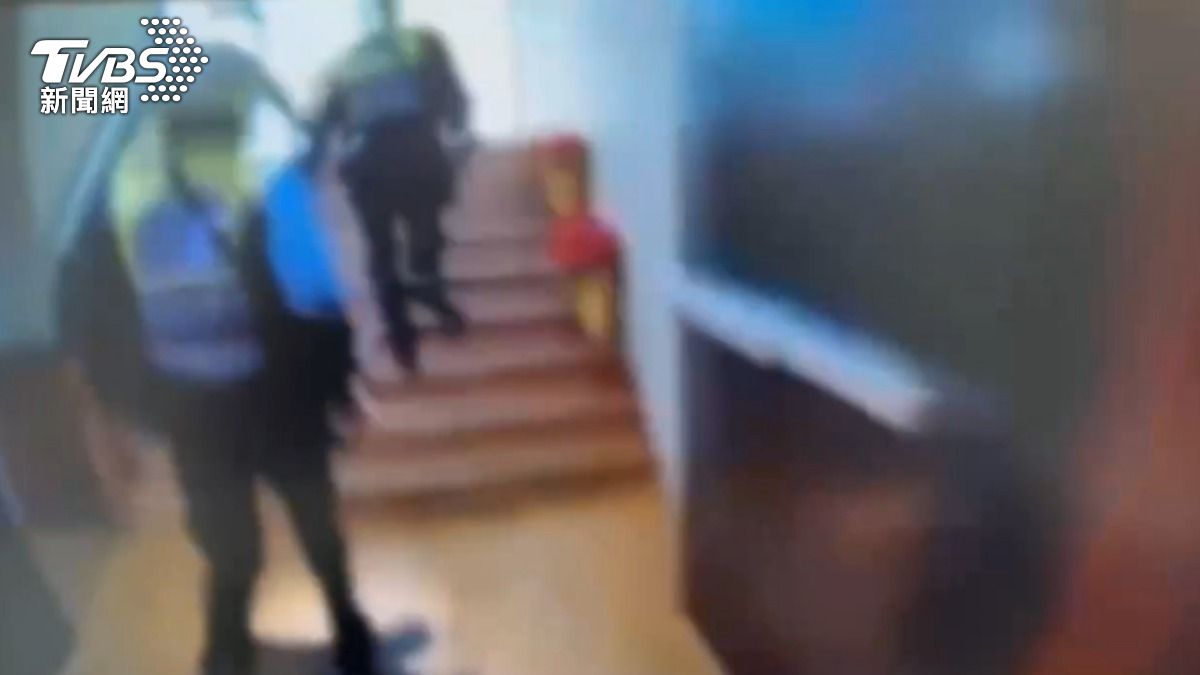 員警衝進梯間追捕張文。(圖/TVBS)
