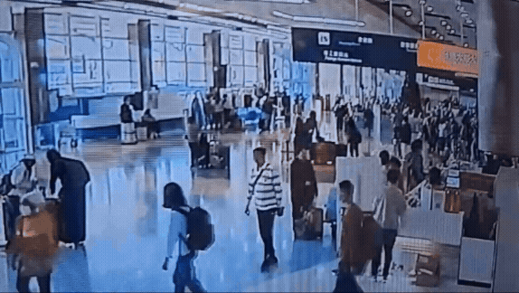 小港機場的入境大廳，一名外籍旅客拔腿狂奔。（圖／TVBS）
