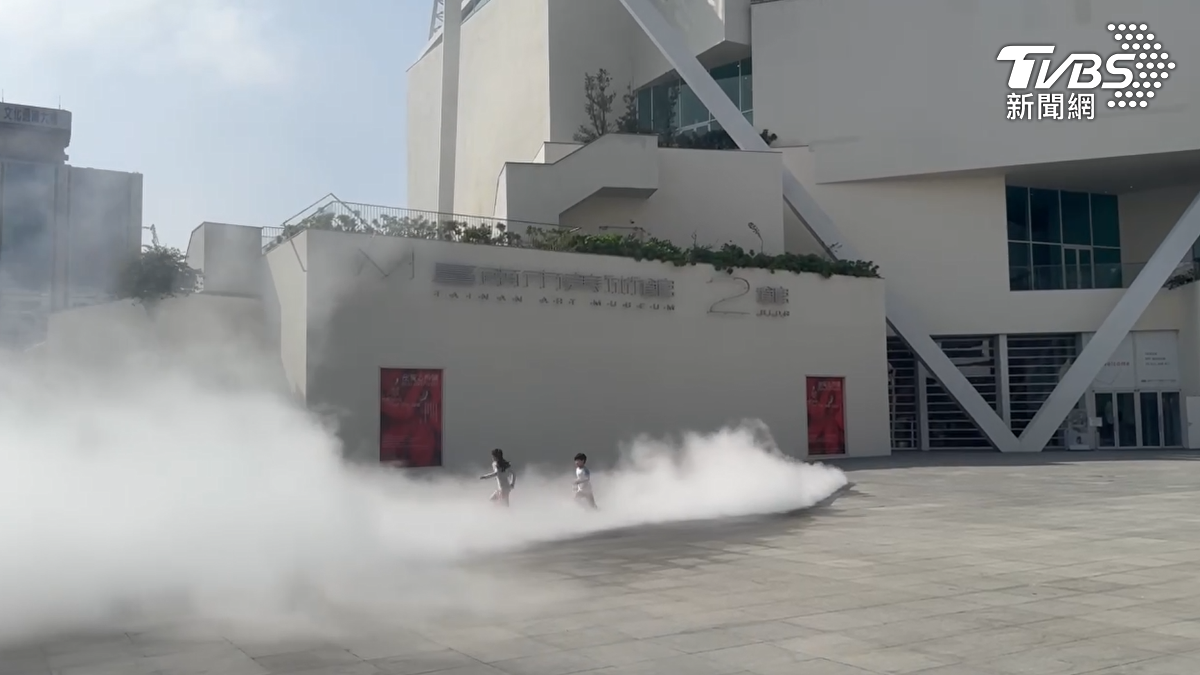 小朋友們興奮地在煙霧中跑跳嬉戲,展現出藝術裝置帶來的互動樂趣。(圖/TVBS)