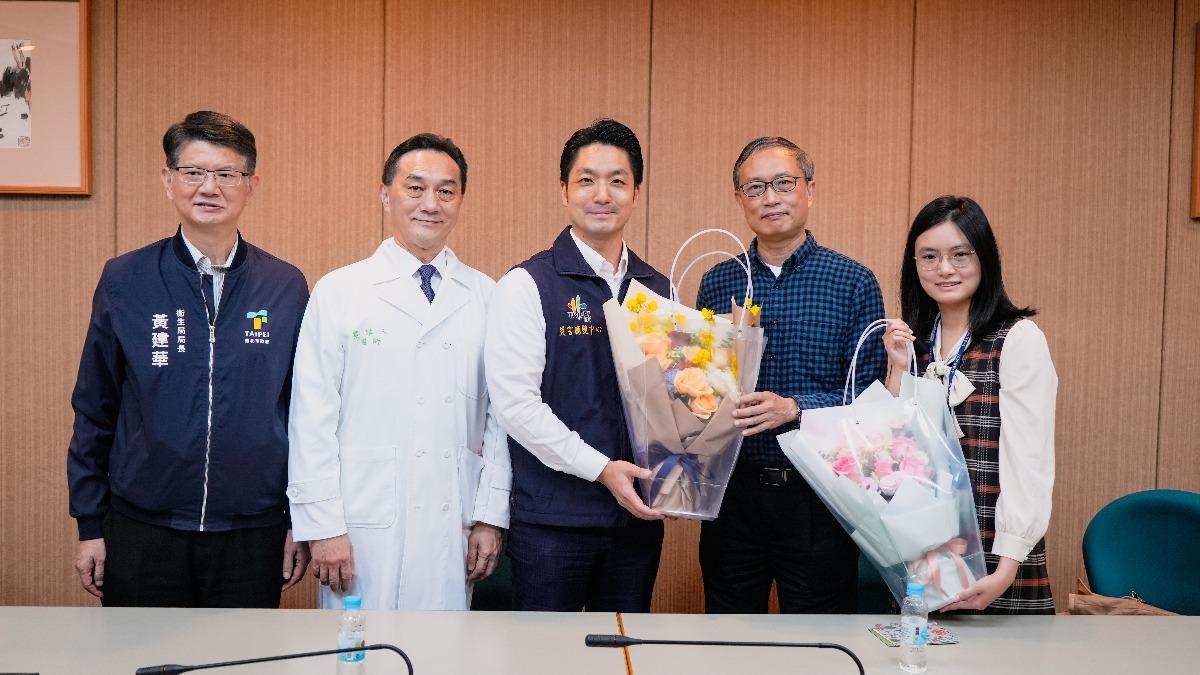 台北市長蔣萬安特地前往台大醫院,和顏瑞昇醫師父女表示感謝。(圖/台北市府提供)