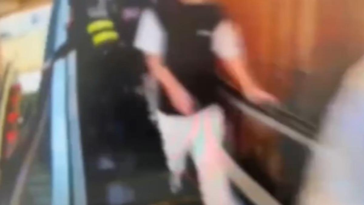 警方公布追捕密錄器畫面,還原衝進百貨過程。(圖/警方提供)