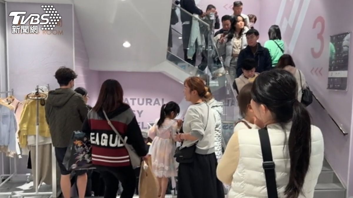 新開幕服飾店結帳隊伍排到樓梯上。(圖/TVBS)