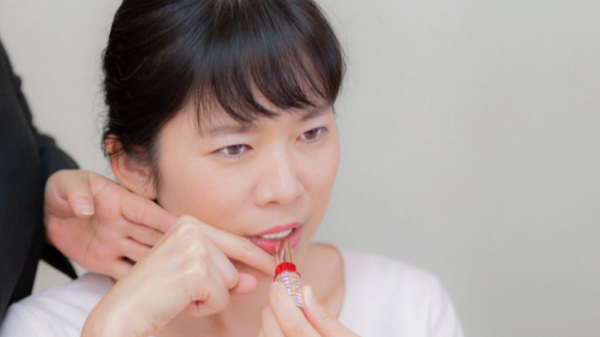 日資生堂推「引導式化妝」視障者免費上課 靠指尖找回上妝自信
