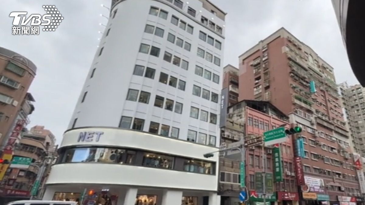 獨棟八層樓的服飾店新開幕吸引大批人潮。(圖/TVBS)