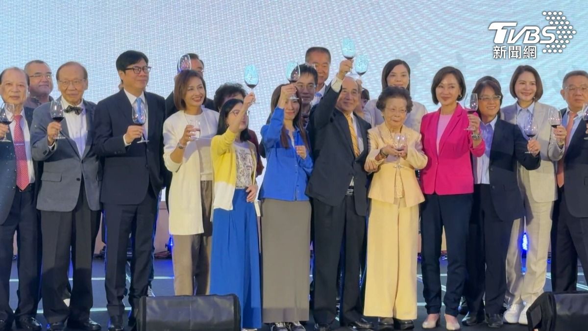 前立法院長王金平從政50周年的感恩餐會在高雄盛大舉行,吸引藍綠政治人物共襄盛舉。(圖/TVBS)
