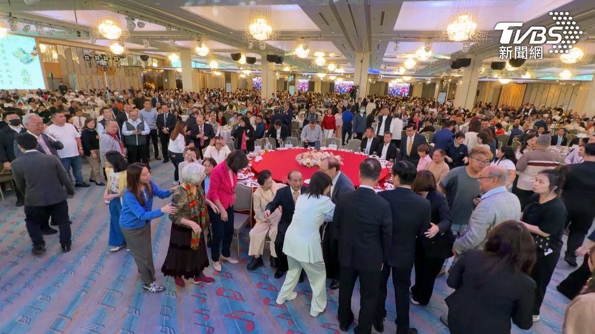 餐會席開172桌,然而國民黨主席鄭麗文卻未出席,國民黨中央則解釋此次活動餐會主要邀請南部好友。(圖/TVBS)