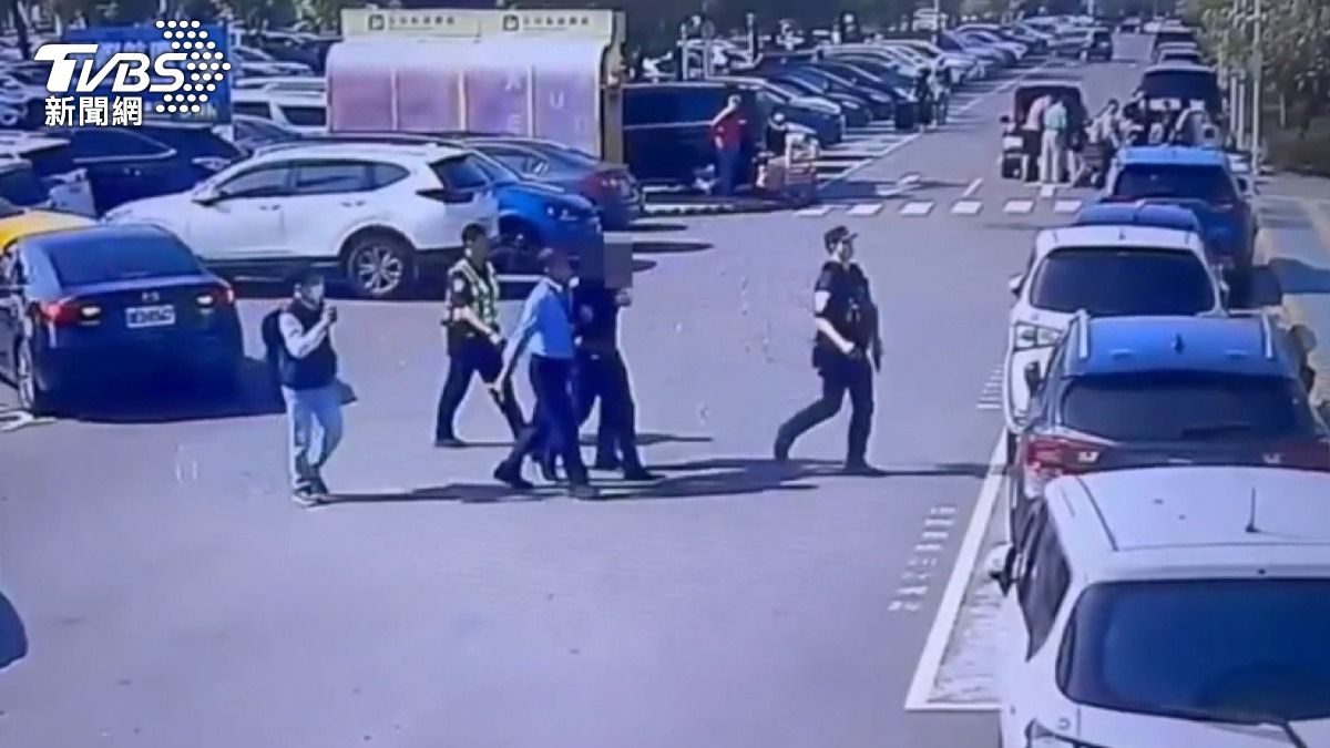 大批人馬逮人,並將這名外籍男帶回偵辦。(圖/TVBS)