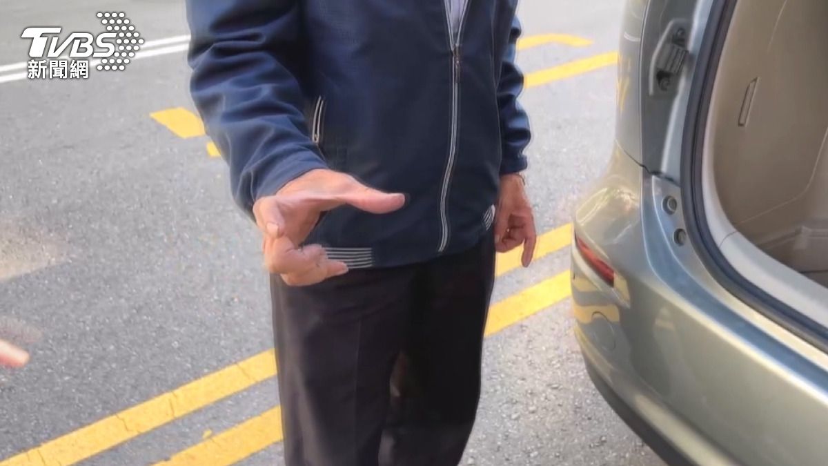 嚇「鼠」惹！台中調解會主席遭老鼠爬大腿　嚇「鼠」鬆煞車釀撞。(圖／TVBS)