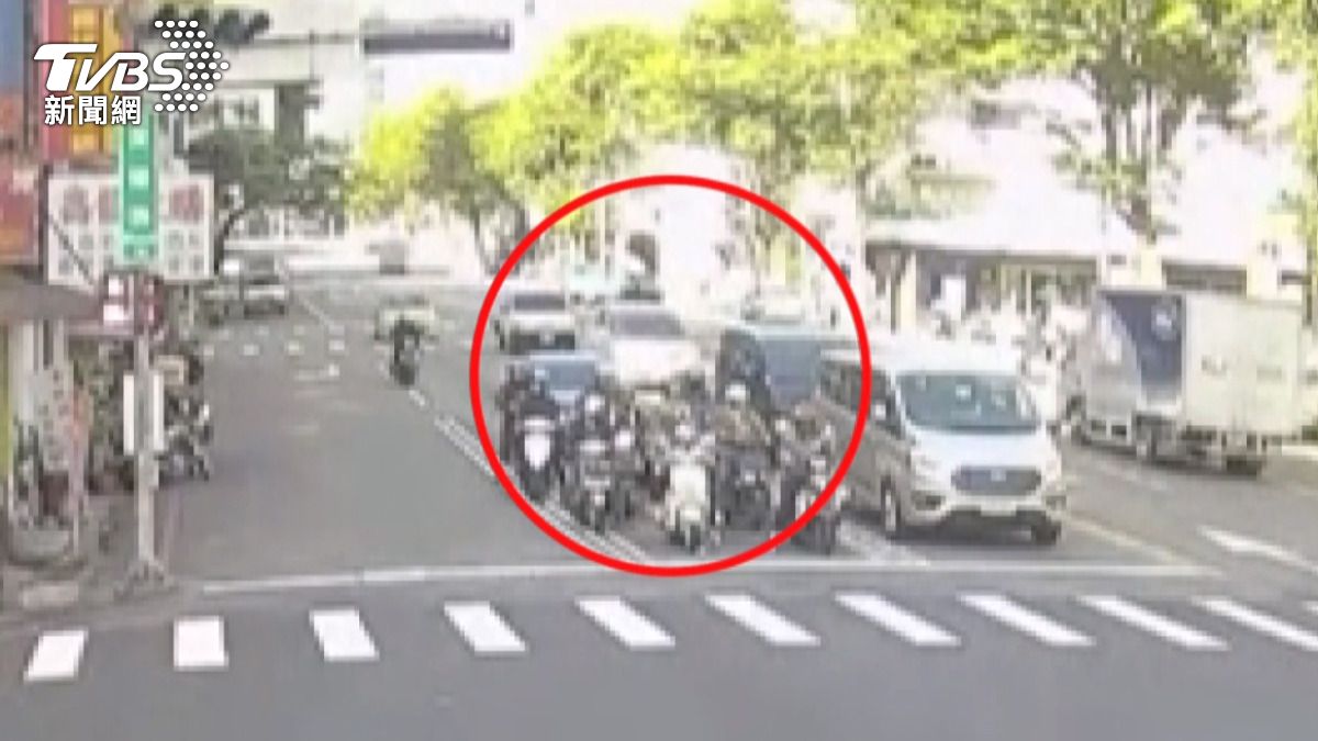 老鼠爬上腿　調解會主席嚇撞車。(圖／TVBS)