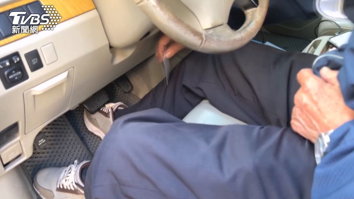 「我剛才在講老鼠，真的有老鼠耶！他說他車內有老鼠。」。(圖／TVBS)
