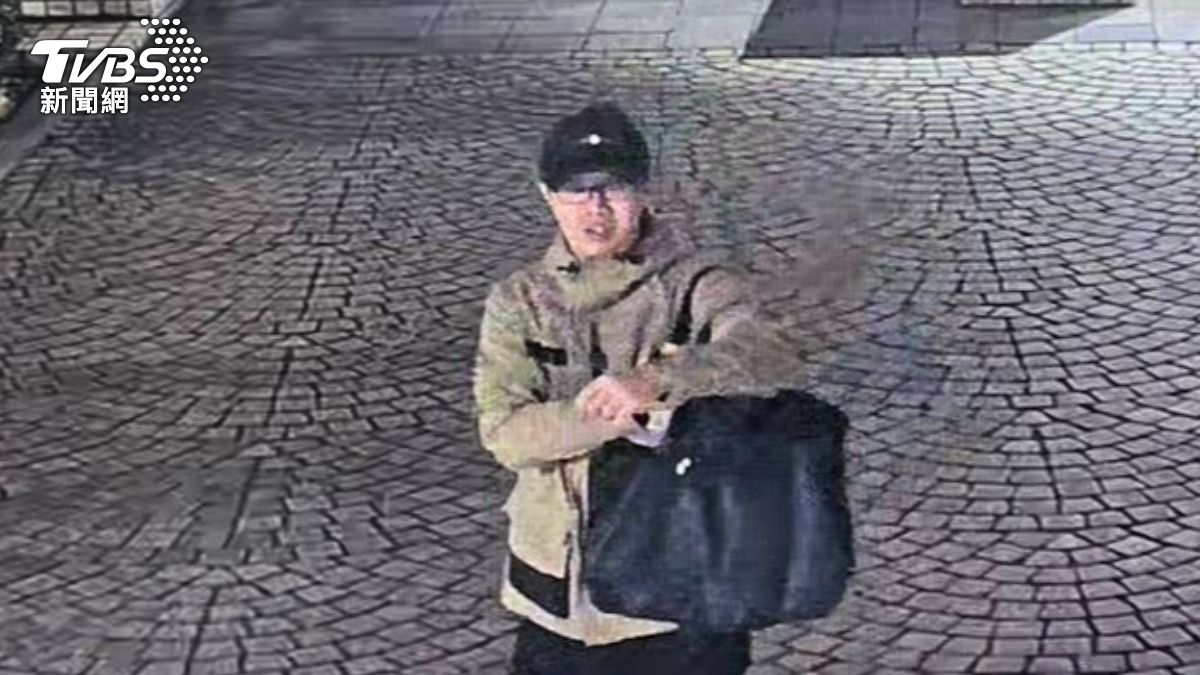 張文北車犯案後步出中山地下街,服裝與原本不同。(圖/TVBS)