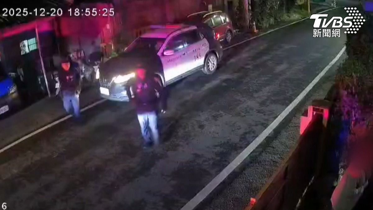屏東萬丹鄉發生一起鄰居糾紛事件,警方到場後將雙方隔開,避免肢體衝突。(圖/TVBS)