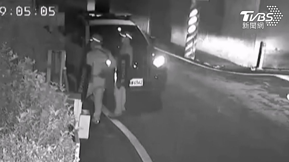 事發當晚三名男子圍在住家門口,與鄰居隔空互嗆,即使警方到場也持續爭吵。(圖/TVBS)
