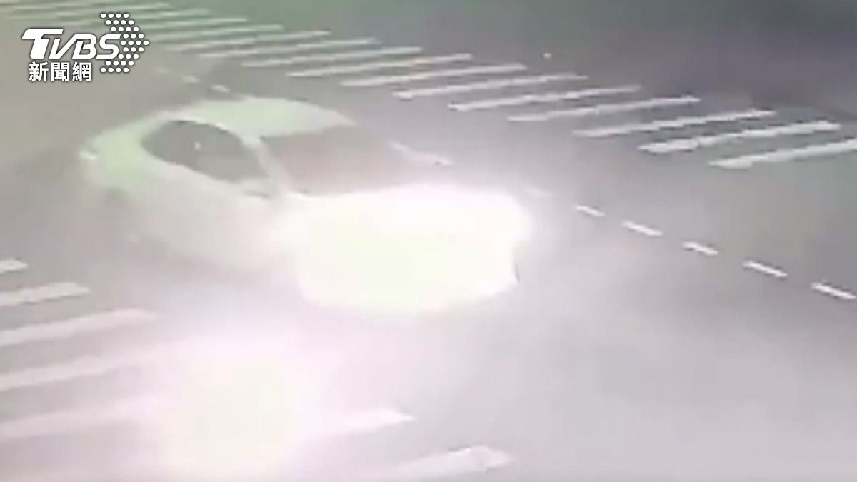 經過岔路口時,李姓騎士的機車閃避不及,直接撞上車身。(圖/警方提供)