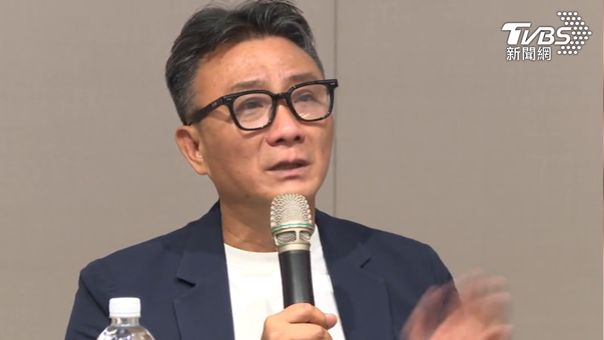UG董事長哀悼恐攻送花和飲料，大秀Logo挨轟，董座落淚歉。（圖／TVBS）