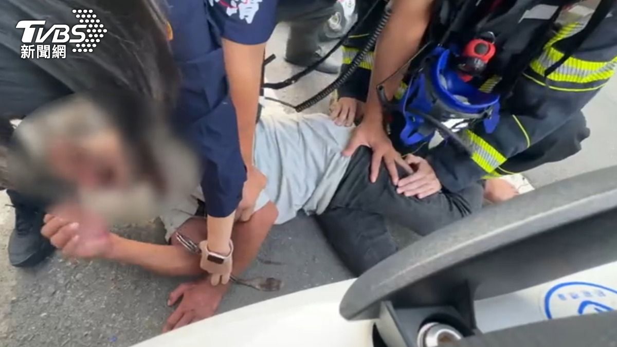 男子遭警方壓制並上銬逮捕。(圖/TVBS)