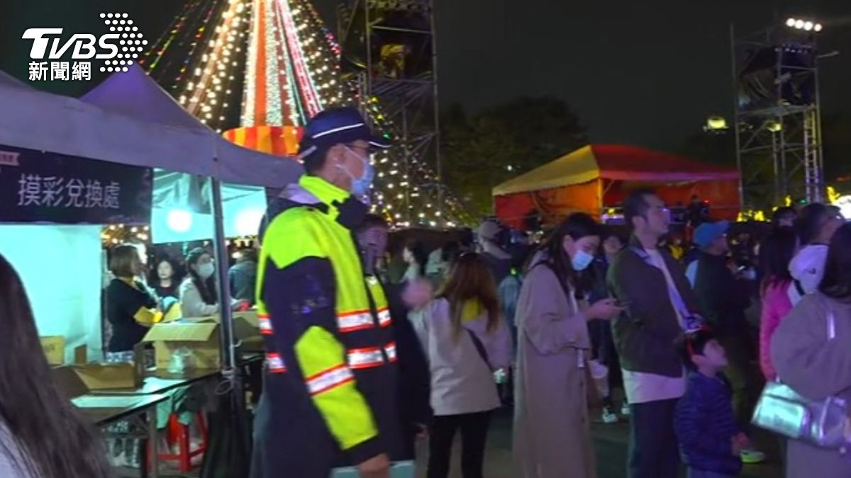 耶誕城角落皆可見員警巡邏,警方高規格維安讓民眾安心。(圖/TVBS)