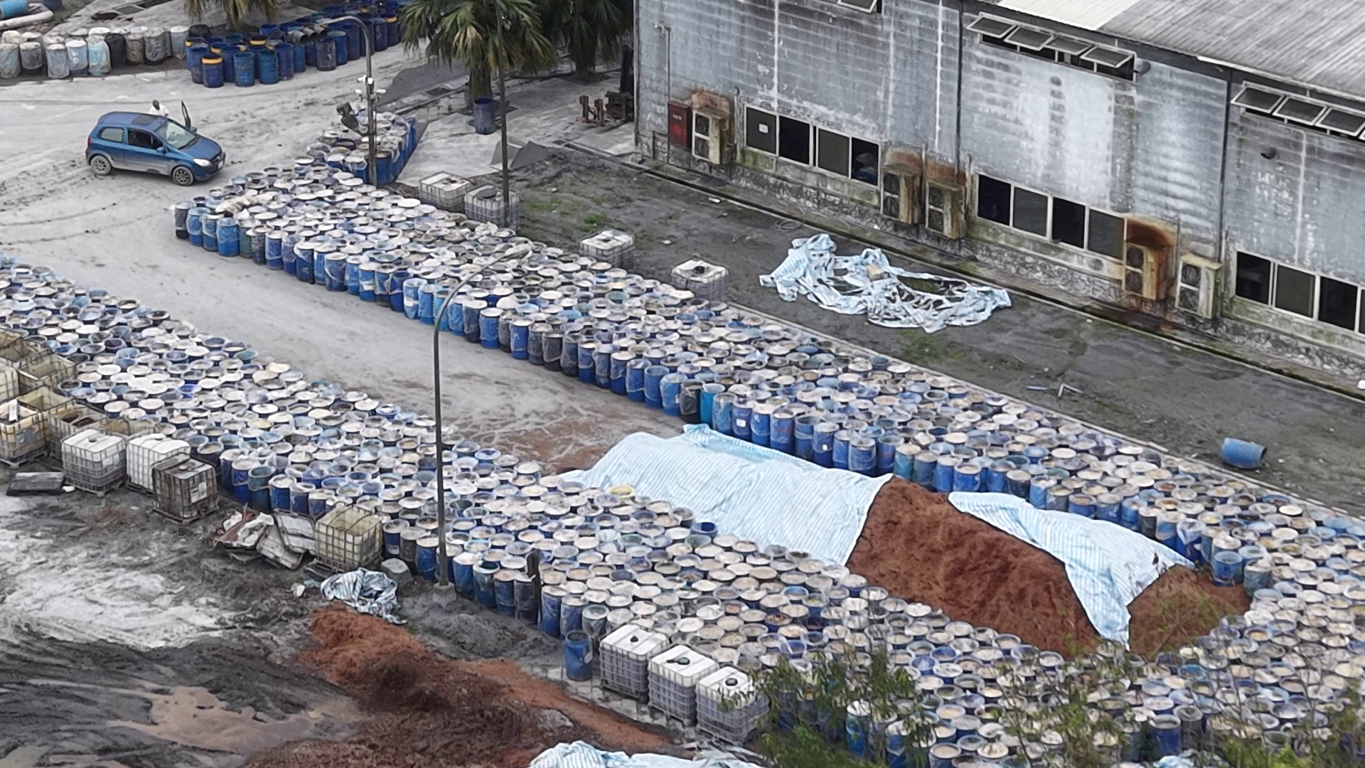受花蓮馬太鞍溪堰塞湖洪災影響，鳳林鎮環科園區廚餘處理廠搶災後雖恢復運作，但日處理量降至10公噸，目前現場暫置逾1000桶、約160公噸廚餘待去化。（圖／中央社）