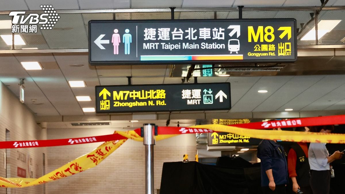 張文19日先在北車站扔擲煙霧彈。（圖／潘建樺攝）