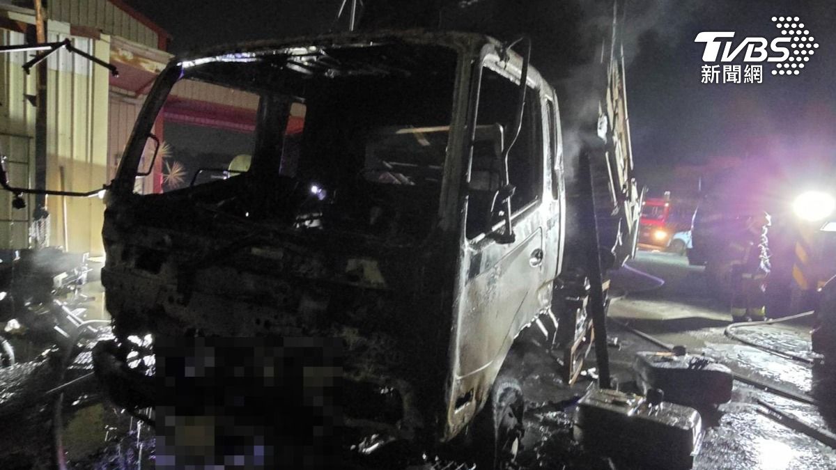 高雄大寮車修廠暗夜爆燃。（圖／TVBS）