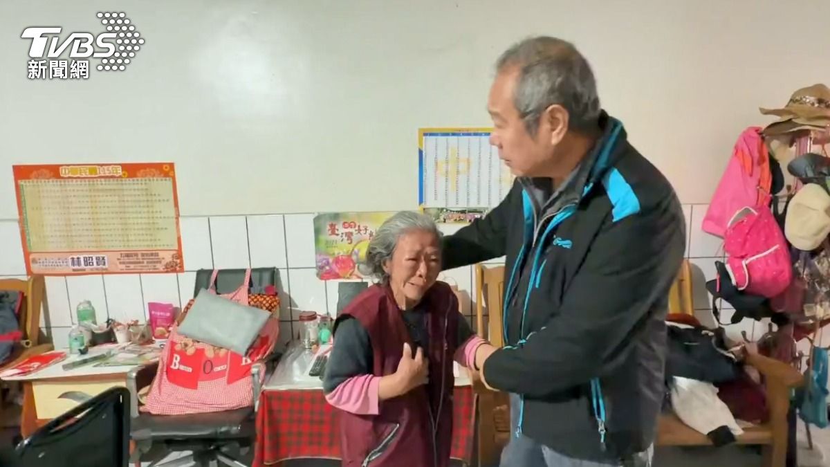 余媽媽當下有預感就是她兒子阻擋嫌犯。（圖／TVBS）