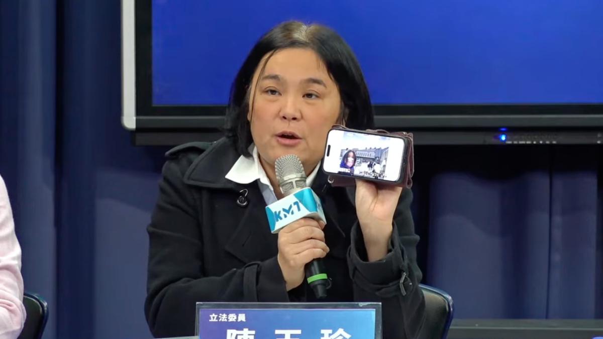 藍委陳玉珍拿出照片自證上週六在澎湖，沒有到對岸出席活動。（圖／國民黨YT）