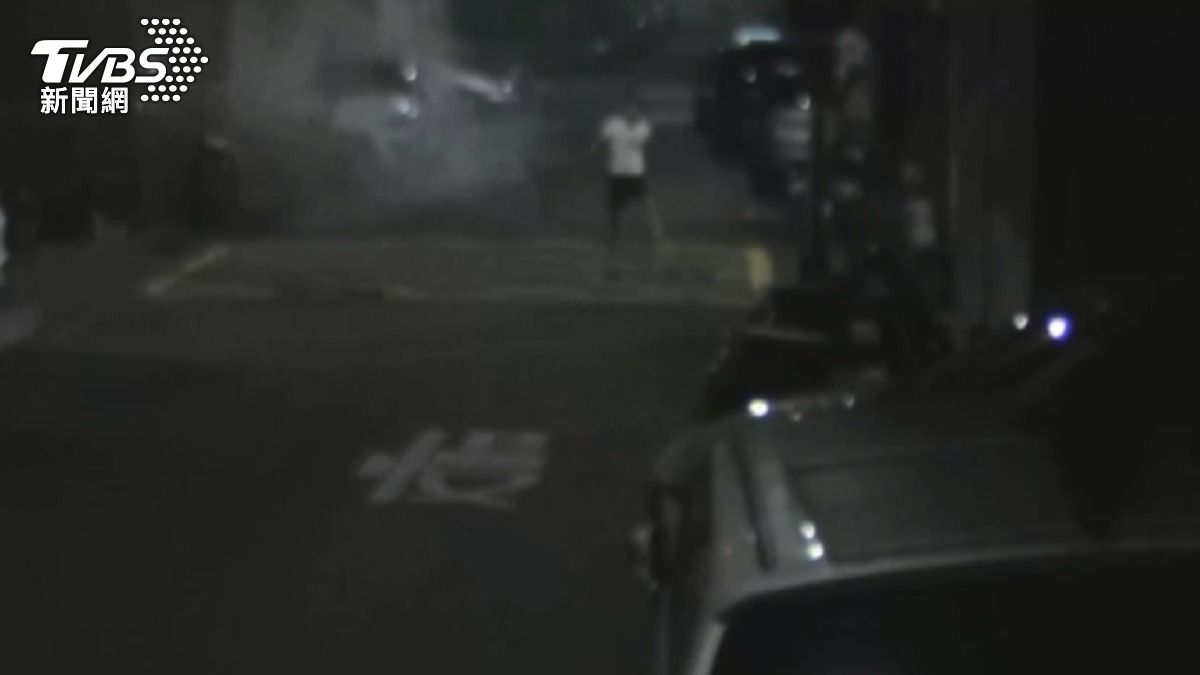 21號凌晨兩點多,突然路面煙霧瀰漫,地上仍殘留著白色粉末,路邊反光鏡被敲打變形,機車後視鏡也遭到破壞。(圖/TVBS)