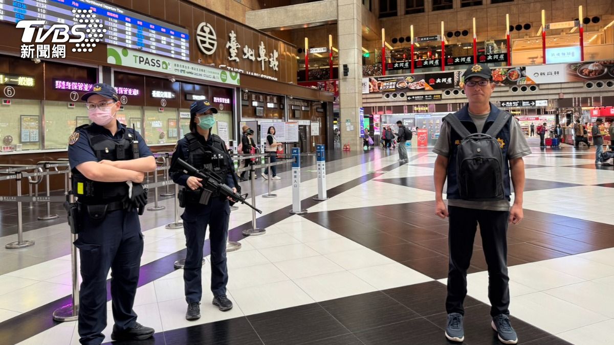 北捷、台鐵收炸彈預告！8共構車站維安升級　警荷槍實彈巡邏